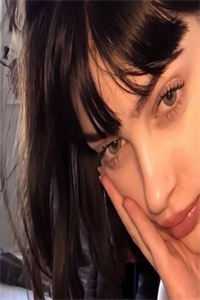 被抛弃深山，她成了狼王亲闺女