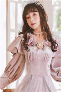 热门作品团宠：别惹女配，她身后皆是大佬