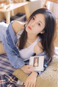女孩在公共泳池完整作品