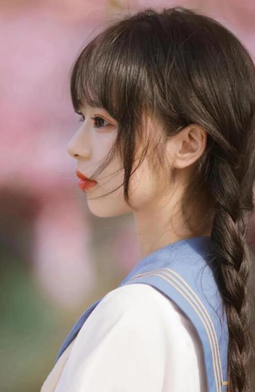 穿成明君心尖宠，众妃谄媚我开摆