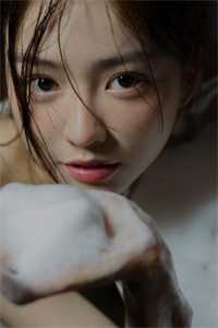 闪婚军区大佬后，她被宠成小娇妻
