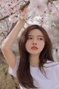 穿书成了恶毒女配，她选择抱大腿