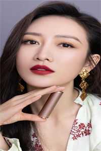 后来，她绑了个冷情大队长回家热门小说