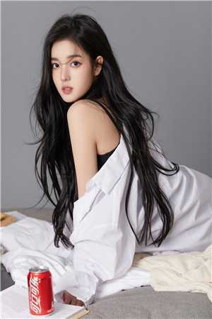 畅销小说活成前任白月光后，她桃花朵朵开