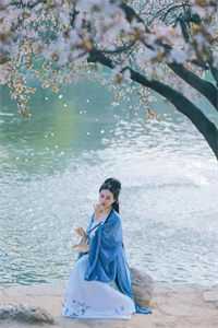 活成前任白月光后，她桃花朵朵开长篇小说