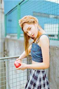 死对头破产后，我把她接回了家