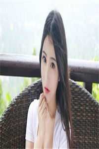 被召唤到异世界的恐怖片中的少女