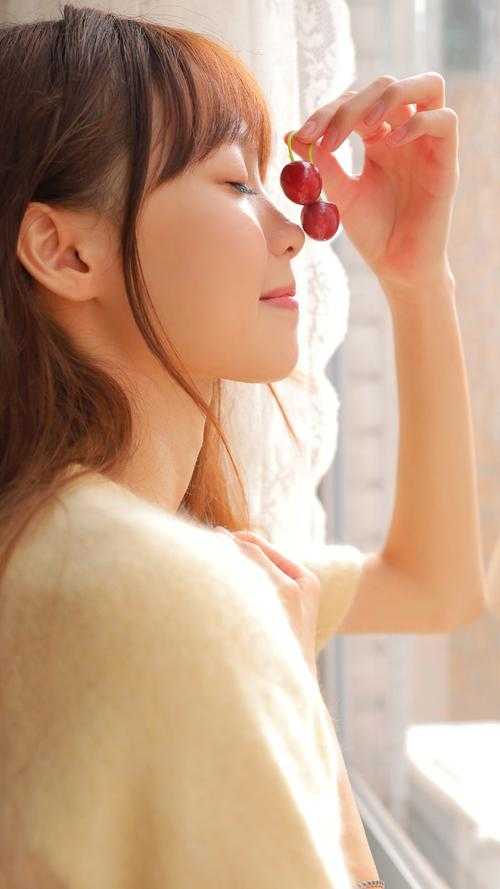 海边救回人鱼，天天缠着我报恩…