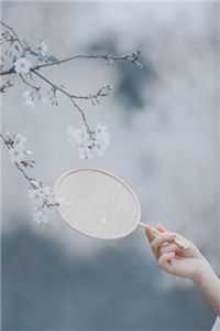 女配眼前的RED电子屏