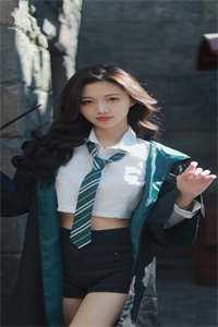 战神隐退当保安，女儿被欺