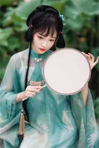 夹杂在书本的玉兰花