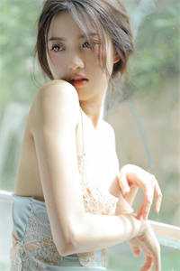 她似皎月，我自觉高攀不起全文免费