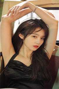 公园门口骑电动车的女人无删减+无广告