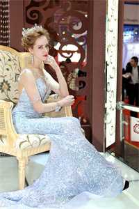 和妹妹双重生后，她自毁双腿抢嫁童养夫小说